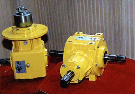 Orthogonal gear reducer / release for agricultural machinery