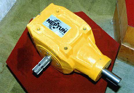 Orthogonal gear reducer / release for agricultural machinery